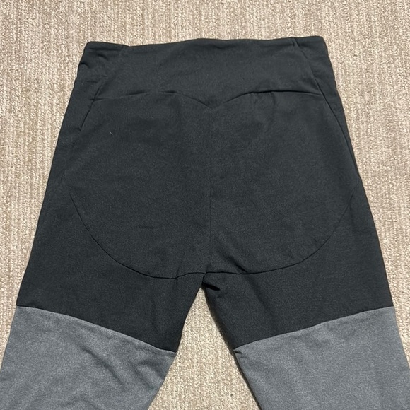Gymshark Women’s Leggings Size M Gray Two Tone Criss Cross Waist - Picture 8 of 10